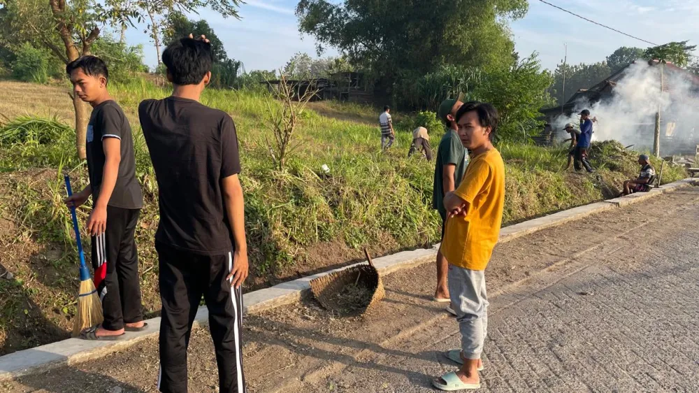 Kegiatan Kerja Bakti di Desa Munungkerep, Warga dan Mahasiswa KKN Kompak Bersihkan Lingkungan Sambut Bulan Kemerdekaan!