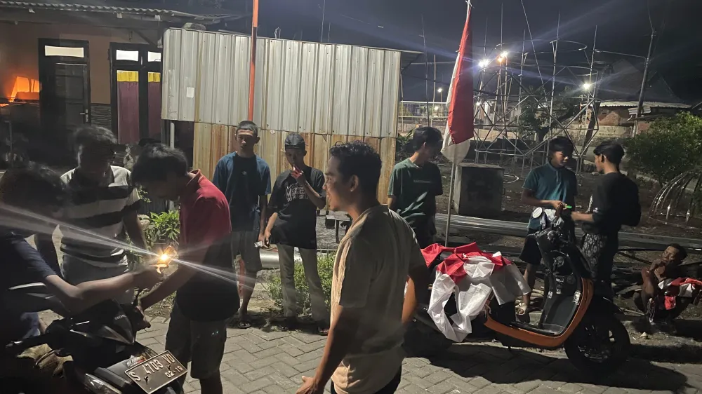 Sinergi Pemuda: Karang Taruna dan Mahasiswa KKN UNWAHA Kompak "Merahkan" Dusun Karang Gebang!