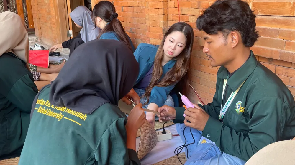 Gali Potensi UMKM Lokal, Mahasiswa KKN UNWAHA Belajar Langsung Teknik Menganyam di Pabrik Anyacraft Karang Gebang!