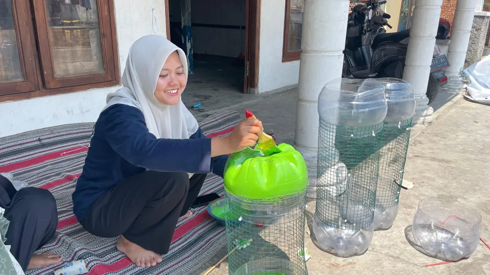 Inovasi Daur Ulang: Mahasiswa KKN Sulap Barang Bekas Menjadi Tong Sampah Estetik!